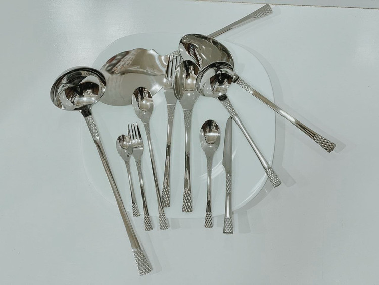 قاشق چنگال یونیک ۲۴ نفره ۱۲۰ تیکه طرح آناناسی نقره ای